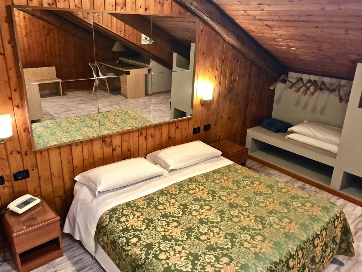 Family Room - Attic,925782466:JPEG